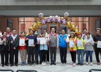 育達科大王育文董事長(圖中)與及貴賓與社福團體合影