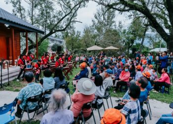 臺東縣政府『藝起來我家』庭院分享會2024年度最終場，3日傍晚在有百年校史的鹿野鄉龍田國小日式宿舍前廣場舉辦