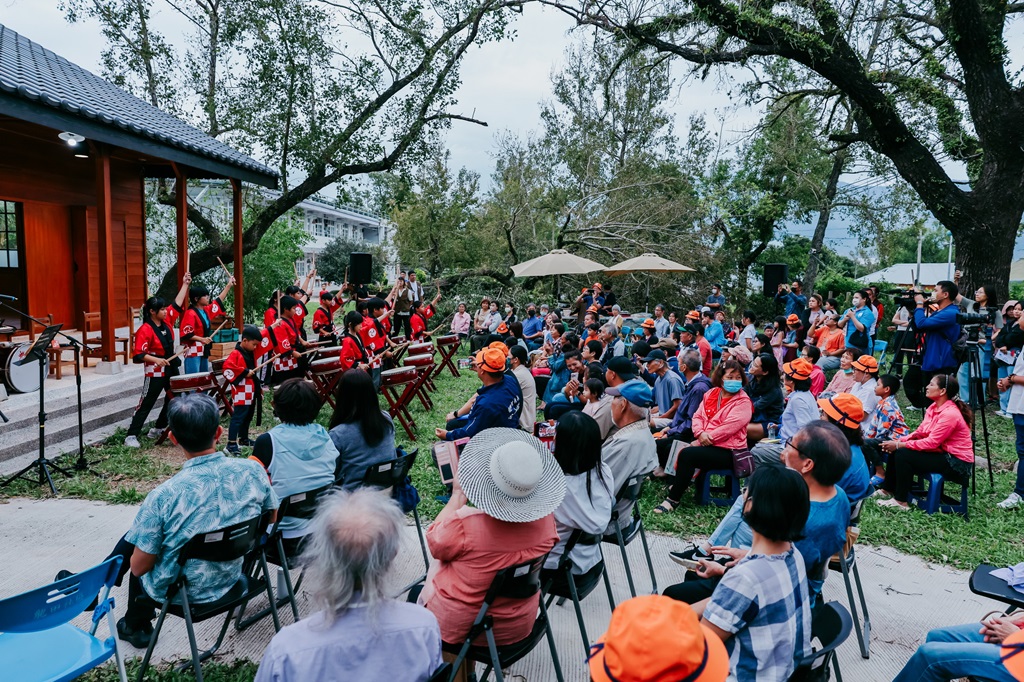 臺東縣政府『藝起來我家』庭院分享會2024年度最終場，3日傍晚在有百年校史的鹿野鄉龍田國小日式宿舍前廣場舉辦