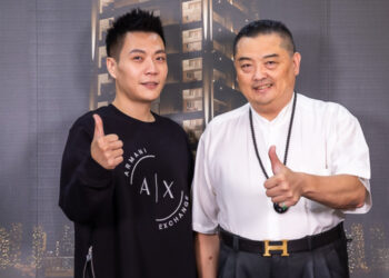 蔡許宏AI博士(右)欣賞巫順智(左)對聲音能量啟發教育的熱忱，未來計畫與炫音樂合作，在『皇昱九天NO.1』公共設施中規劃音樂療癒空間。(圖照提供/岱瑪金誠)