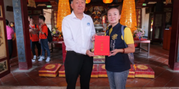 賢良港天后祖祠林自弟董事長頒發聖父母分靈證書給台東東海龍門天聖宮宮主陳柔嫻