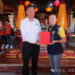 賢良港天后祖祠林自弟董事長頒發聖父母分靈證書給台東東海龍門天聖宮宮主陳柔嫻