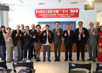 金牌攝影師王呈哲(存摺)圖中與育達科技王育文董事長(右9)與國際貴賓合影