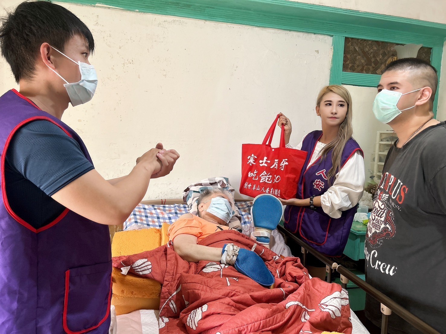 愛與重擔 人安基金會攜手親善大使羅嵐關懷重症家庭