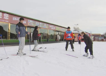 今冬冰雪初體驗!盤山滑雪場打造「吃住娛」一體式滿足遊客的需求