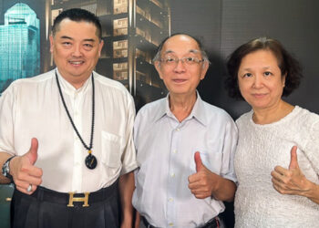 劉景昇中醫師賢伉儷(中、右一)對蔡許宏AI博士(左)推出『皇昱九天NO.1』給予高度肯定,未來將合作推出系列藥膳食譜,讓住戶能在二樓健康餐飲區找到適合的藥膳餐點,輕鬆享受健康生活。(圖照提供/岱瑪金誠)