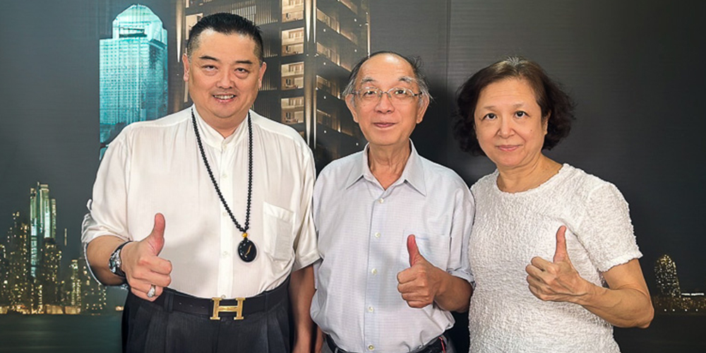 劉景昇中醫師賢伉儷(中、右一)對蔡許宏AI博士(左)推出『皇昱九天NO.1』給予高度肯定，未來將合作推出系列藥膳食譜，讓住戶能在二樓健康餐飲區找到適合的藥膳餐點，輕鬆享受健康生活。(圖照提供/岱瑪金誠)