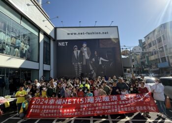 台南市親自行善會聯合熱心公益的上登室內設計裝修公司…等企業與地方人士今日於雲嘉南區最大門市文賢店盛大舉行，共同為學童送上溫暖好禮活動