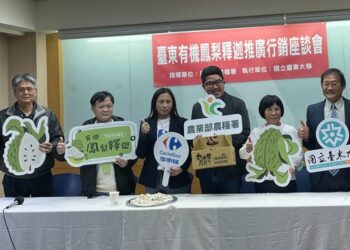 左起臺東大學友善環境農漁中心田榕祿經理、福和生鮮農產公司採購課潘華中課長、家樂福基金會林夢紹經理、有機釋迦農民裡俊儀青農、營養師許碧惠博士、臺東大學生命科學系劉烱錫教授