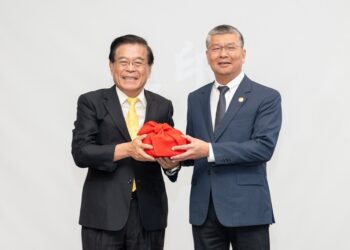義守大學校長古源光(左)親自為校友總會總會長張世昌(右)授印，象徵傳承與新章啟動