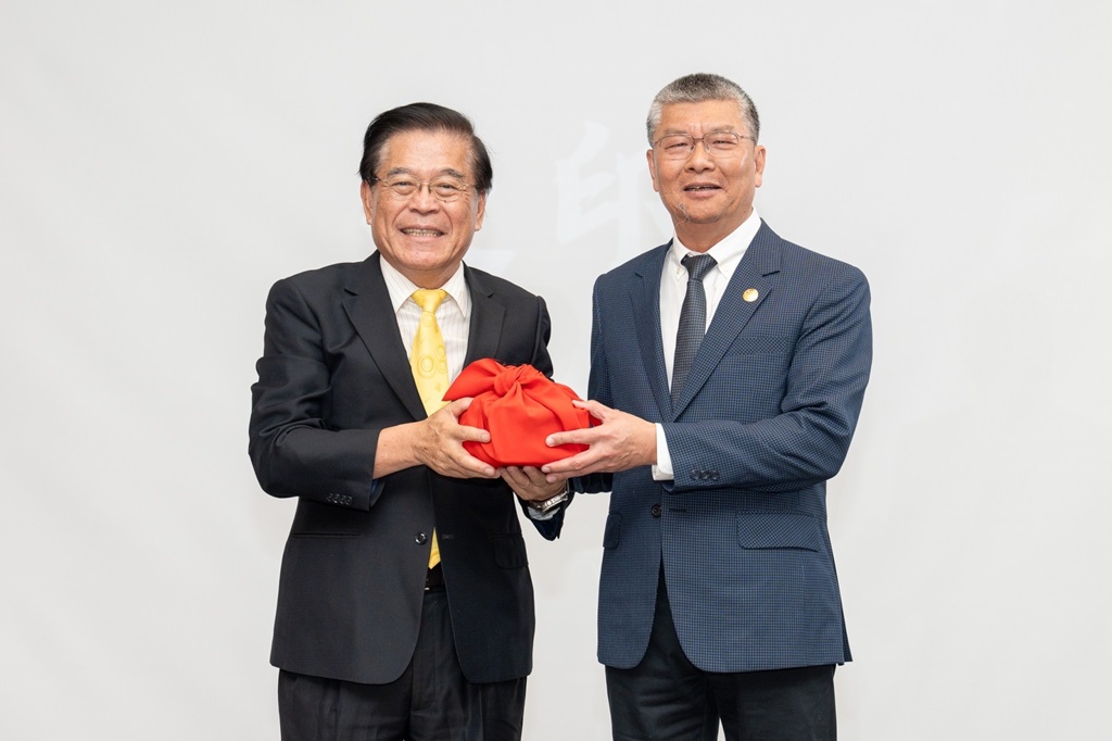 義守大學校長古源光(左)親自為校友總會總會長張世昌(右)授印，象徵傳承與新章啟動