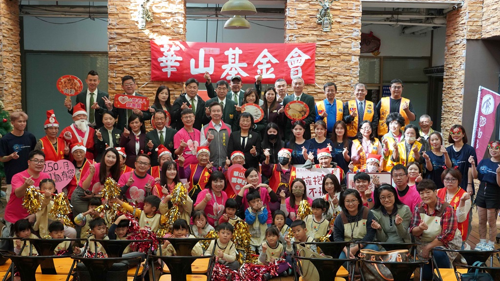 育達科大攜手華山基金會，耶誕傳愛助孤老共築溫馨情，參與活動長輩及與會貴賓與育達科大師生合影