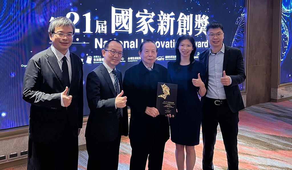 (左起)臺大醫院影像醫學部主治醫師吳志宏醫學博士、臺大醫院影像醫學部主任陳世杰醫師、臺大醫學院名譽教授暨好心肝基金會董事長許金川教授、好心肝基金會執行長暨臺大家庭醫學部兼任主治醫師粘曉菁醫學博士、聰泰科技開發股份有限公司總經理林宏沛合影