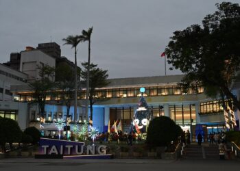 臺東縣政府在縣府廣場設置聖誕樹，增添節慶氛圍，並在16日晚間舉行點燈儀式