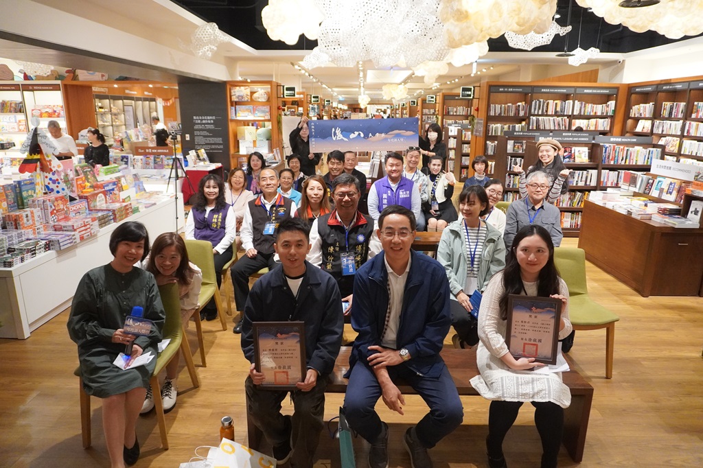 113年後山文學年度新人獎與會貴賓及得獎人合照