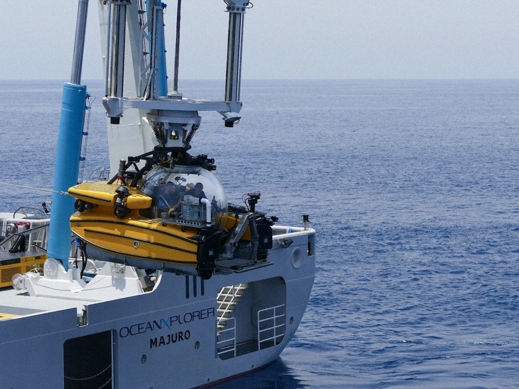 調查紅海深海的潛水艇