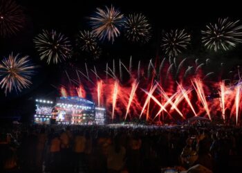 超過一萬發！打造240秒璀璨煙火迎接2025年