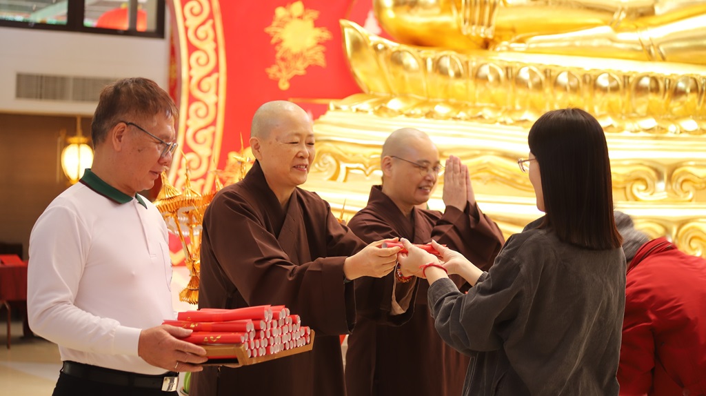 靈鷲山歡迎民眾至各地講堂索取2025年春聯