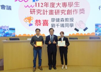 義守大學醫科系獲國科會大專學生研究創作獎，廖健森老師(左)、古源光校長(中)、劉千瑀學生(右)