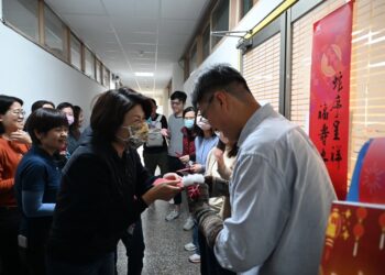 饒慶鈴縣長向縣府同仁提前賀歲並致贈春節紅包袋