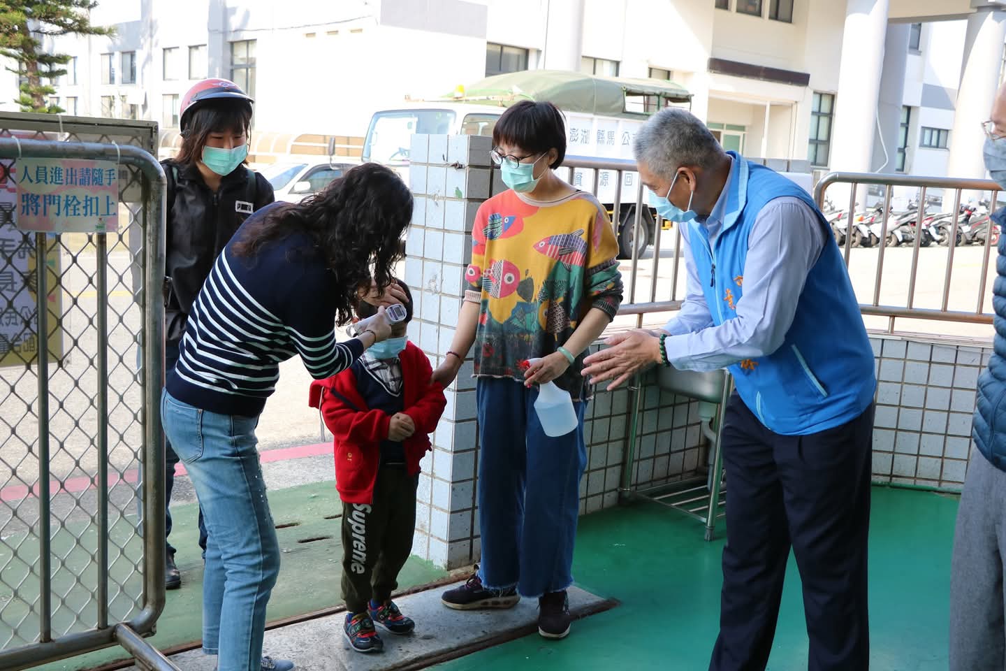 葉竹林在馬公市長時期於幼兒園宣導防疫措施。(圖/記者翻攝自葉竹林臉書)