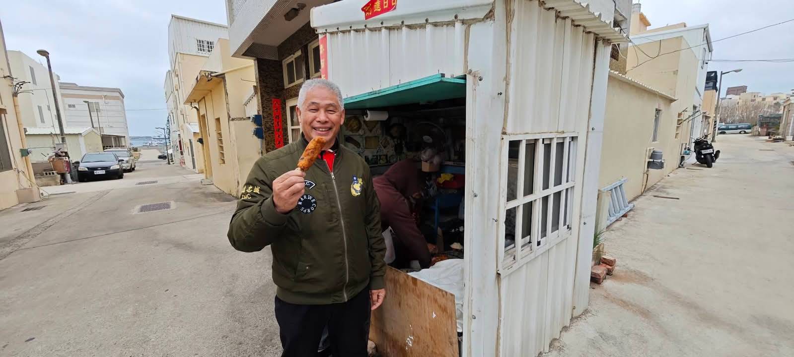 葉竹林品嚐在地知名小吃「案山阿婆炸粿」。（照片為葉竹林辦公室提供）