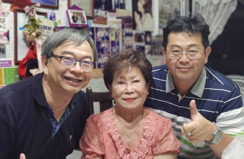 薛兆基與前高雄市環保局長張豐藤及市民合影。(圖為薛兆基提供)