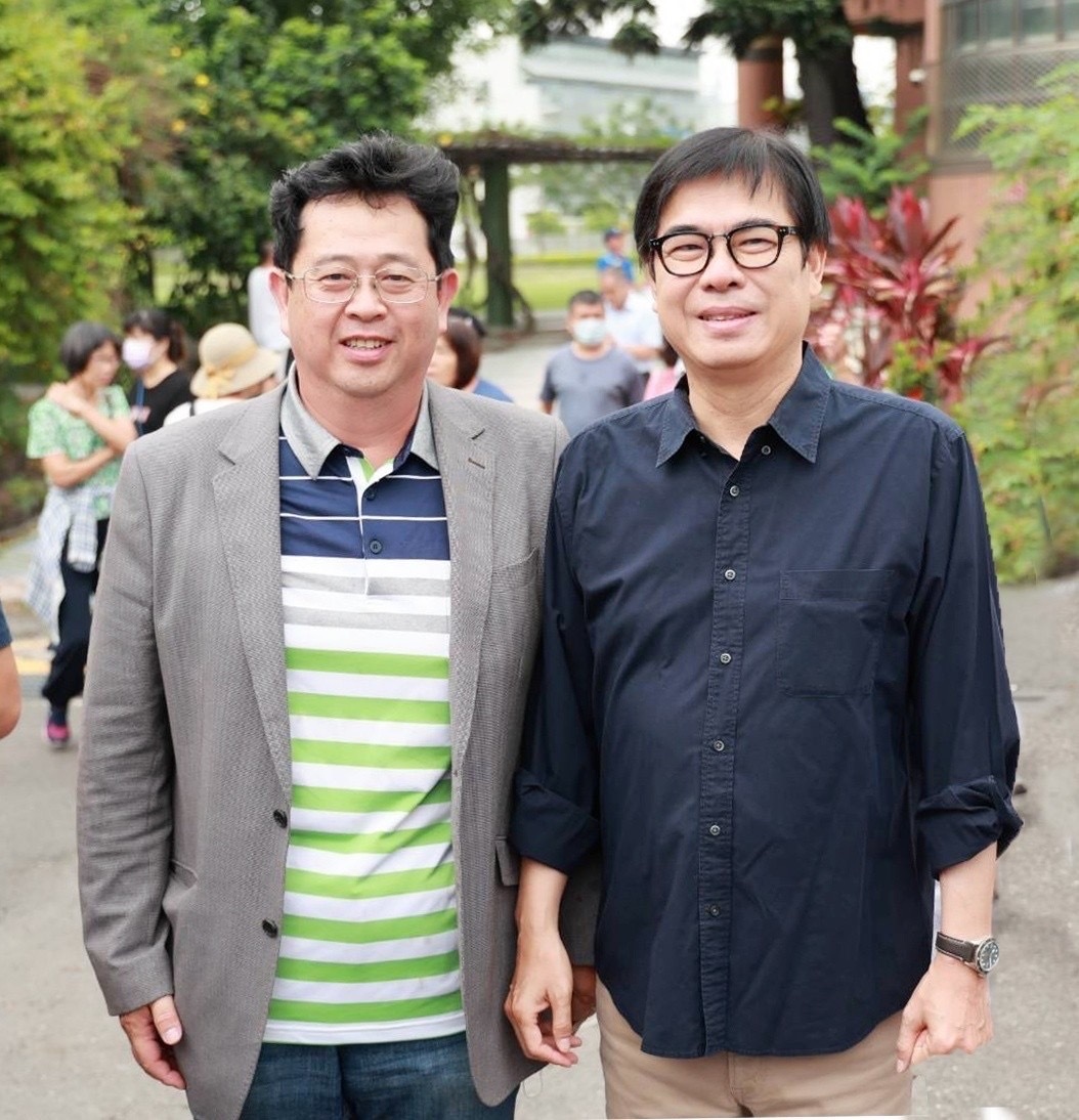 左楠區市議員擬參選人薛兆基與高雄市長陳其邁合影。(圖為薛兆基提供)