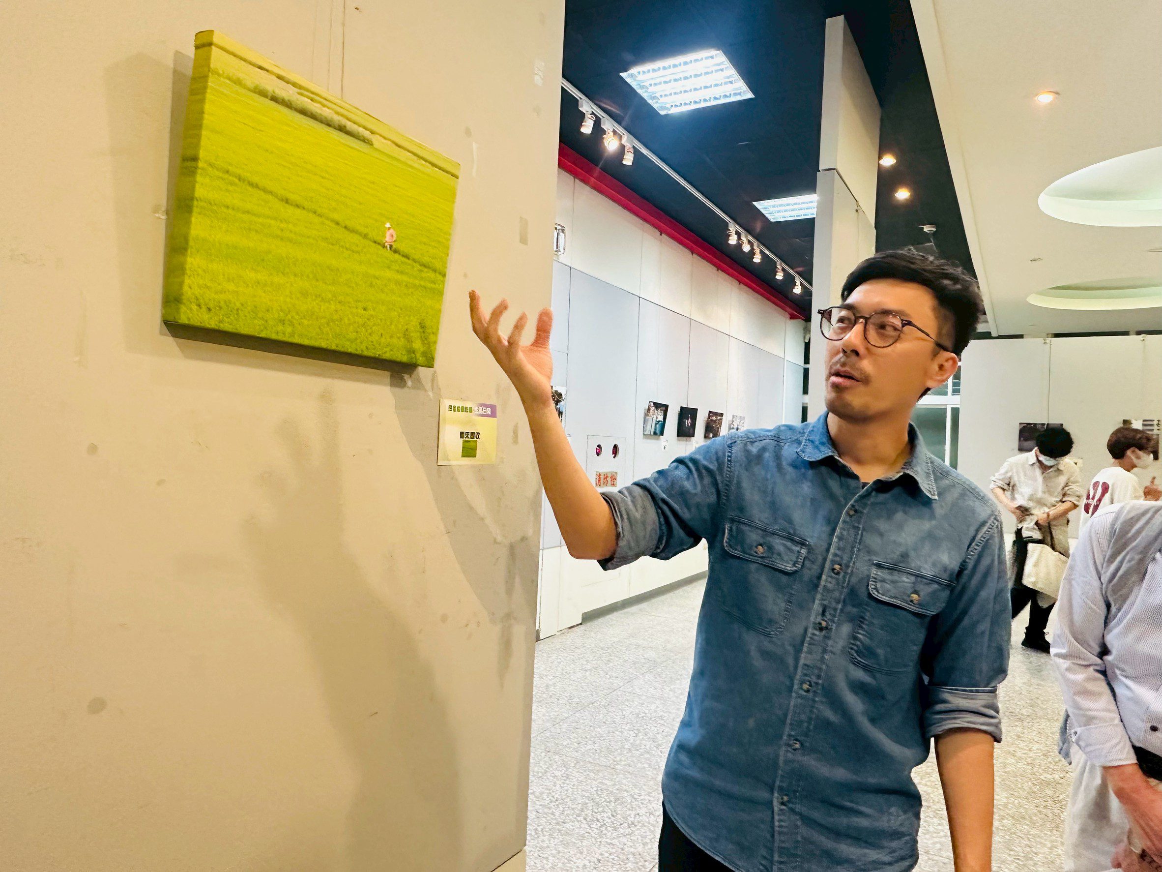 修平科技大學田世綸老師在「生活日常平面攝影展」中介紹作品內容。(圖/記者林均和攝)