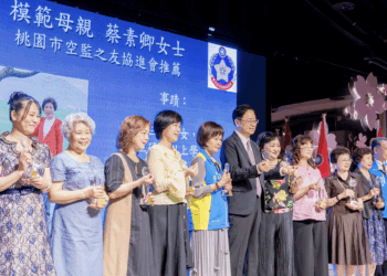 軍眷母親真偉大 桃園表揚模範母親 張善政致敬無私奉獻