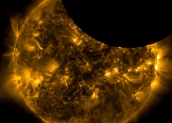 影音/怪了!這是什麼? NASA 5/5觀測太陽拍到一閃而過神秘不明物