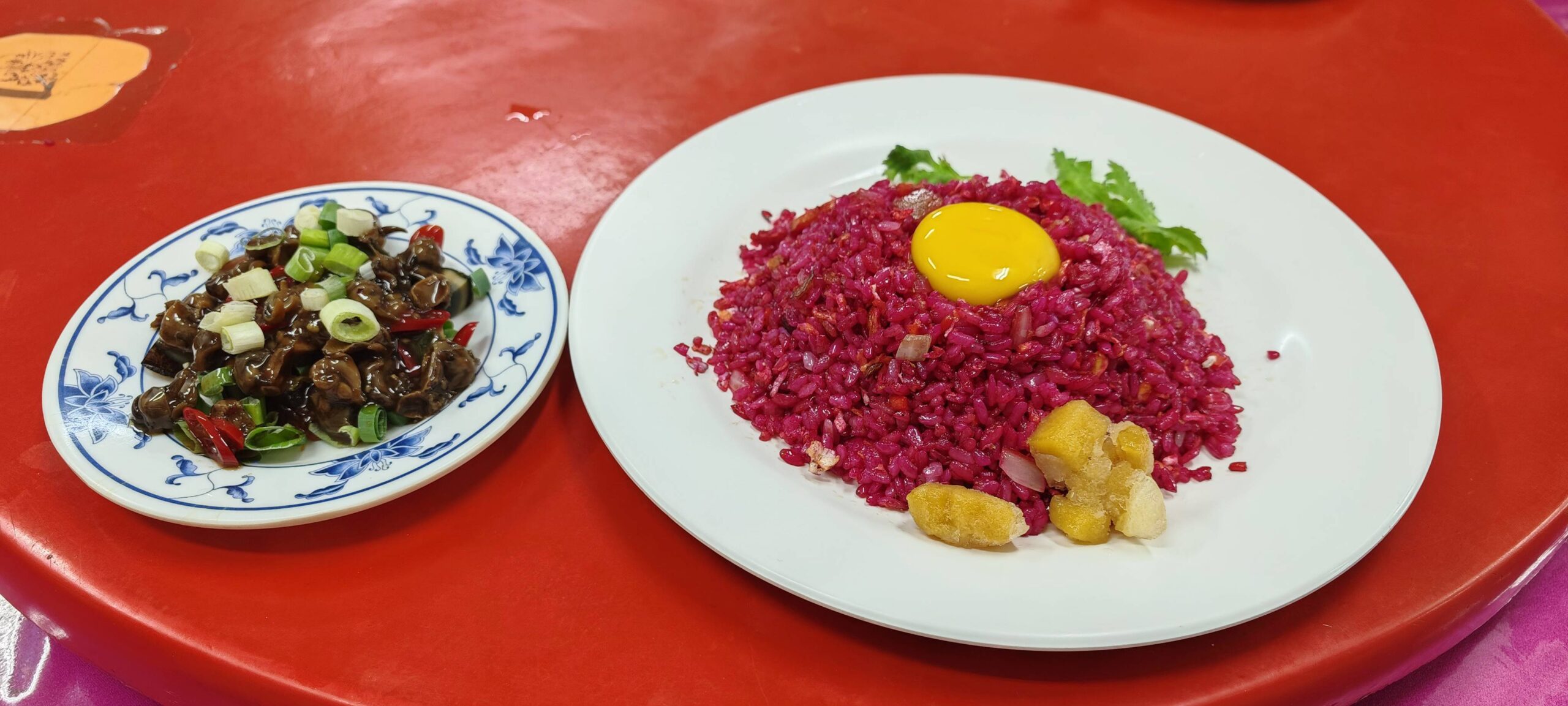 日香美食坊獨特的皮蛋香螺及仙人掌炒飯。(圖/翻攝自葉竹林臉書粉專)
