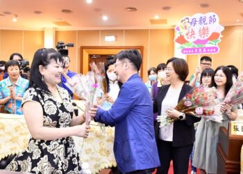 彰化縣議會第20屆第5次定期會  母親節府會共同推廣在地花卉獻祝福