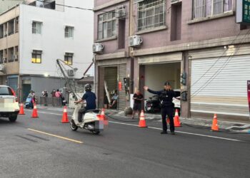 湖內分局迅速處理曳引車勾扯電線事故，交通迅速恢復