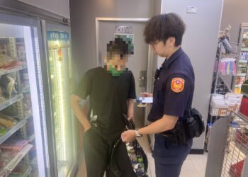 百斬奏效 提款卡還插在ATM沒拿走 車手遭鼓山警當場逮捕