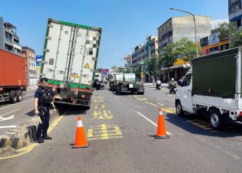 小港區沿海ㄧ路交通意外事故　小港警迅速到場排除道路障礙