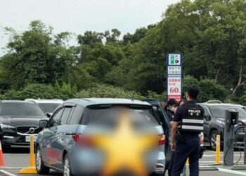 母大意留置幼兒於車內 虎尾警分局馳赴現場救援兒無恙