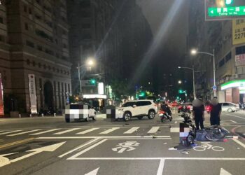 高市七賢復興路口自小客與機車交通事故案 騎士受傷送醫