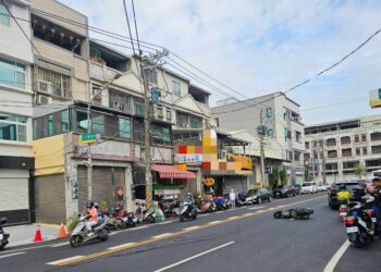 貨車勾落電線致騎士摔車 警循線掌握肇事司機通知到案釐清