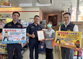 旗山分局長何正光率同偵查隊長李吉田 表揚阻詐有功店員與行員
