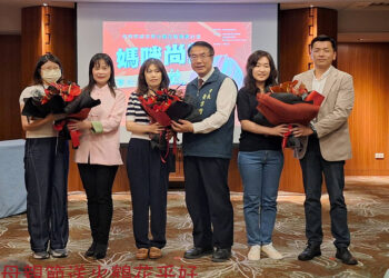 母親節送火鶴尚鶴媽乎好 黃偉哲以火鶴花獻祝福