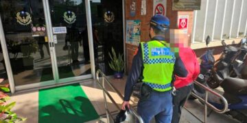 老翁騎車百里買豬腳自摔　東港警助團圓