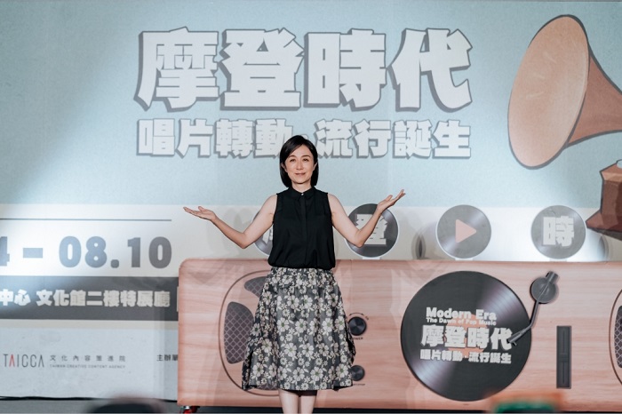 北流董事長黃韻玲感動助攻,引領許富凱用歌聲返回1930年代,跨時空全新演繹〈ブラジル喫茶店的歌〉。