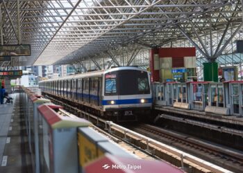 板南線車廂一片黑、飄燒焦味 北捷:電源轉換器異常