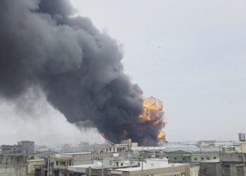 影音/桃園蘆竹工廠大火 百噸油品狂燒黑煙竄天