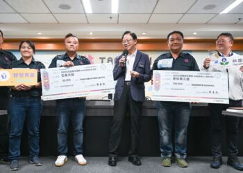 桃園青農榮耀全國     勇奪「臺灣農業永續獎」雙殊榮     張善政肯定智慧農業實踐