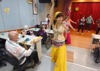 郭美妃慈善團肚皮舞獻藝  花蓮榮家長者大感溫馨