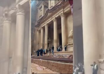 影/奪命山洪暴發侵襲彼特拉古城 造成母子死亡