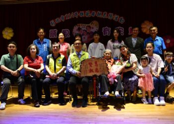 影音/彰化市慶祝母親節  市長林世賢頒銘刻《慧慈賢淑》字樣匾額