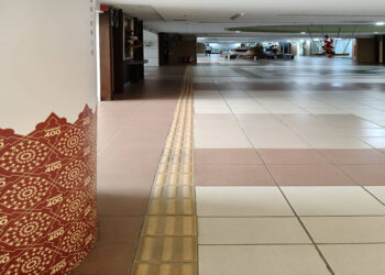 宣傳柱近導盲磚礙動線　李啟維議員建議速改善